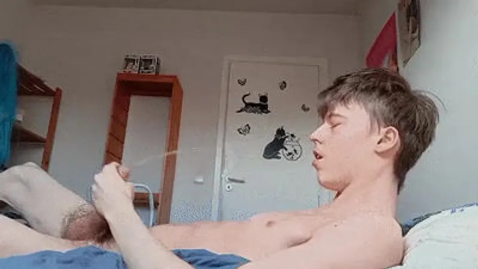 Twink peeing on himself