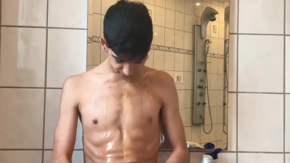 Twink piss on his pants
