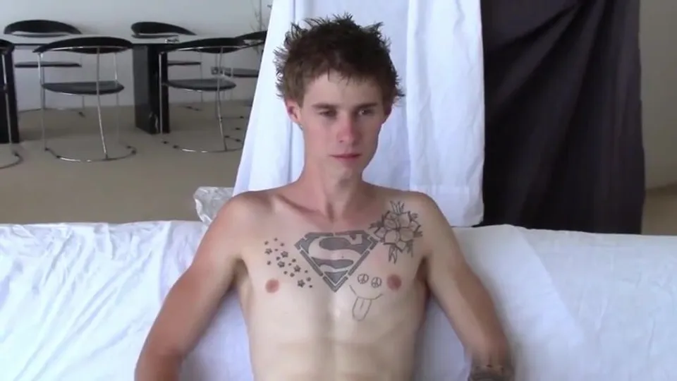 Twink satisfied at the glory hole - ThisVid.com
