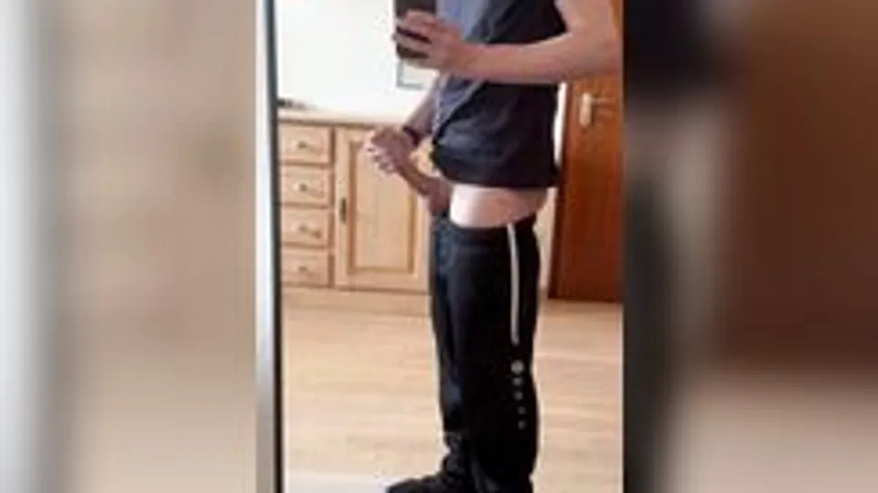 Twink shoot cum on the floor