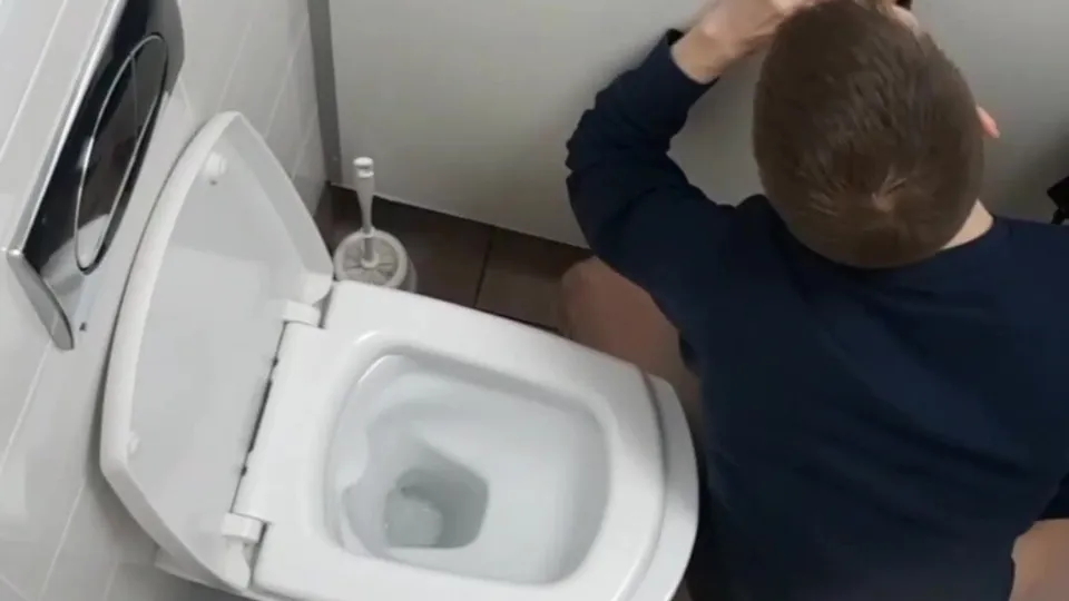 Twink sucks a nice dick a t a public gloryhole - ThisVid.com