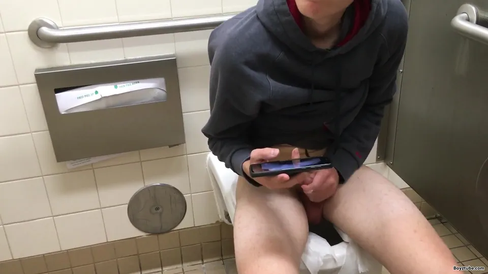 Twink toilet J/O - ThisVid.com