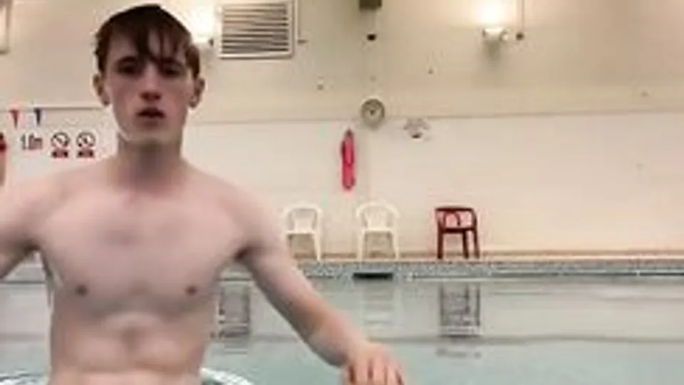 twink wanking in the pool