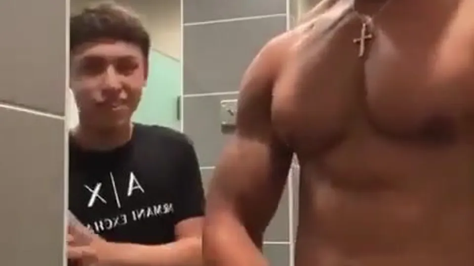 Twink watches and gets a handful - ThisVid.com