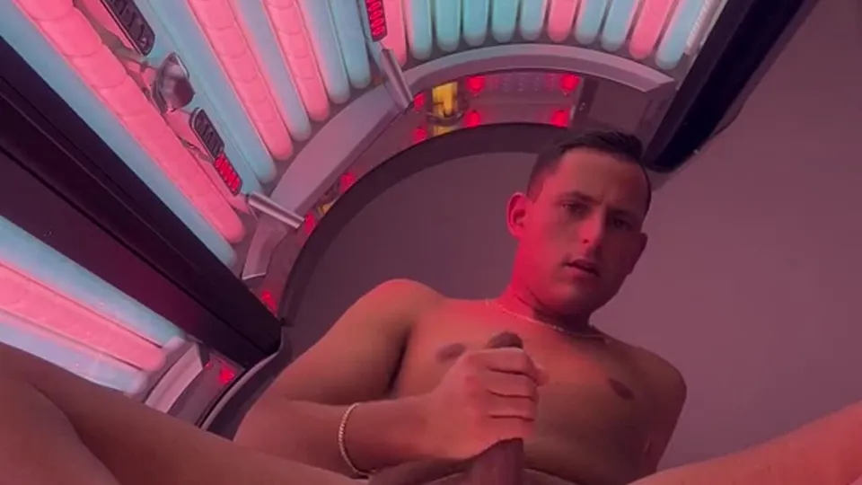 German Twink Masturbates in Solarium