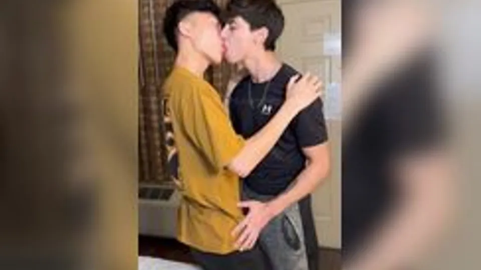 TWINKS FIRST BAREBACK MEET (SHORT)