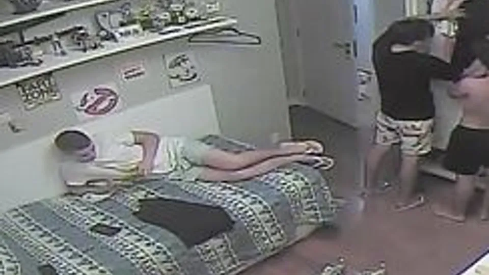 Çocuk Gibi Erkekler Webcam'de Mastürbe Ediyor