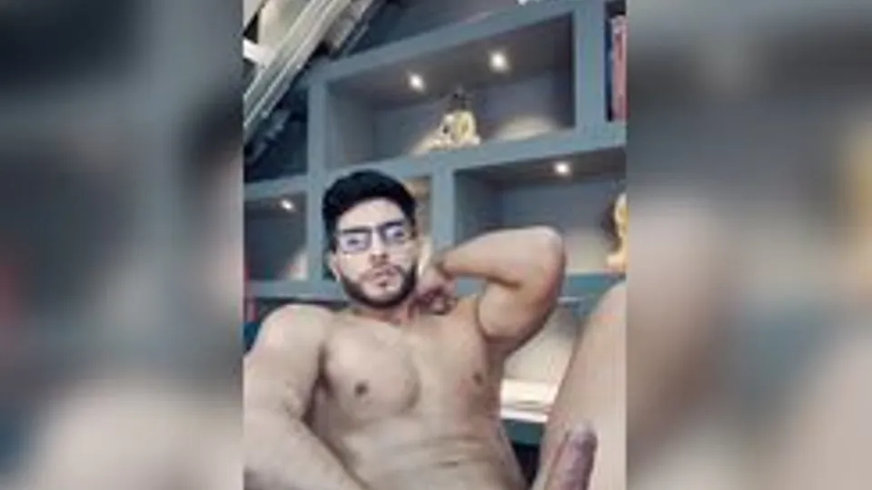 [Twit] [505] Hot hunk jerks off