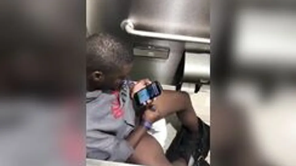 [Twit] [567] Caught this dude masturbating in the public restroom