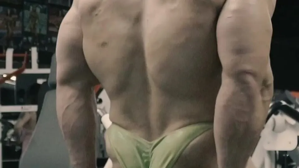 TWO BODYBUILDERS COMPETES IN A FLEXING CONTEST! - ThisVid.com