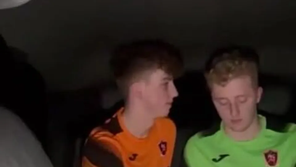Two football teens fuck in car