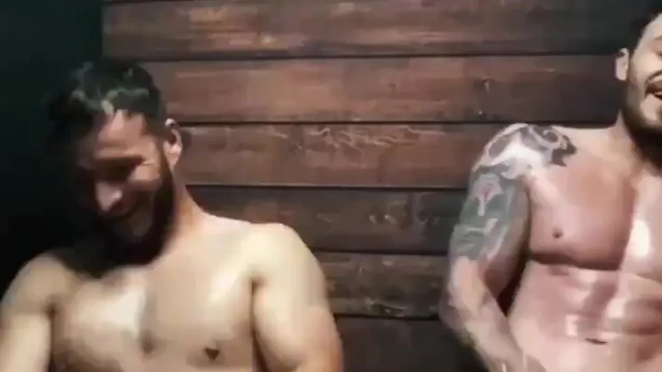 Amusements gay à la sauna avec des bites géantes