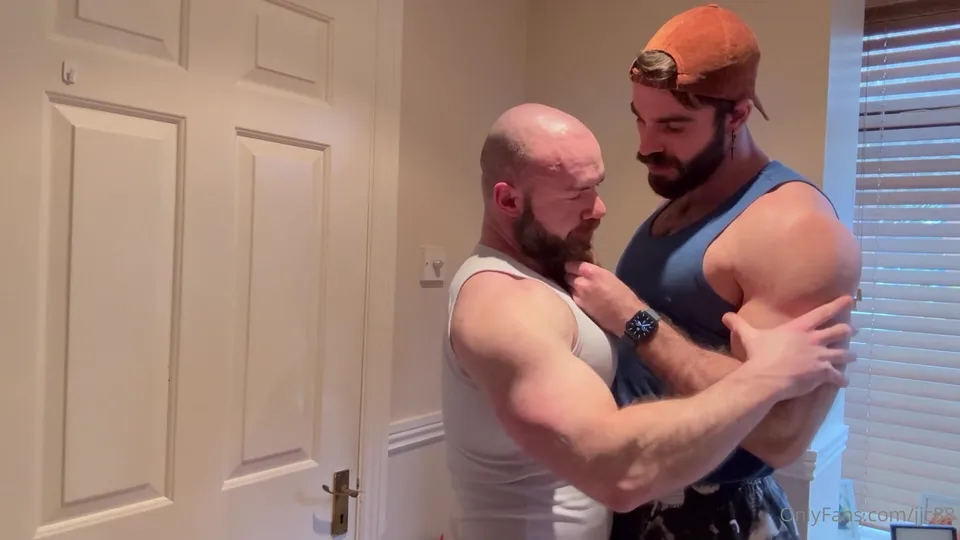 Two muscle guys kiss and muscle worhip - ThisVid.com