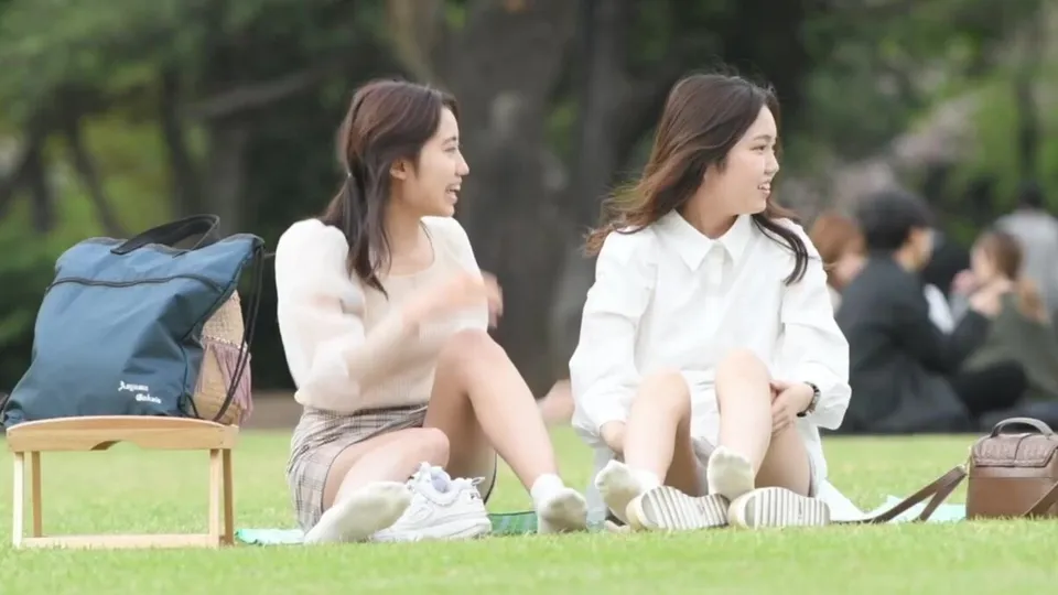 Two pure Japanese beauties having a picnic 