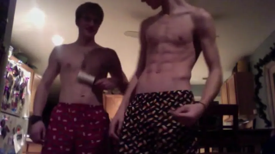 Two straight teen dudes compare bodies in boxers - ThisVid.com