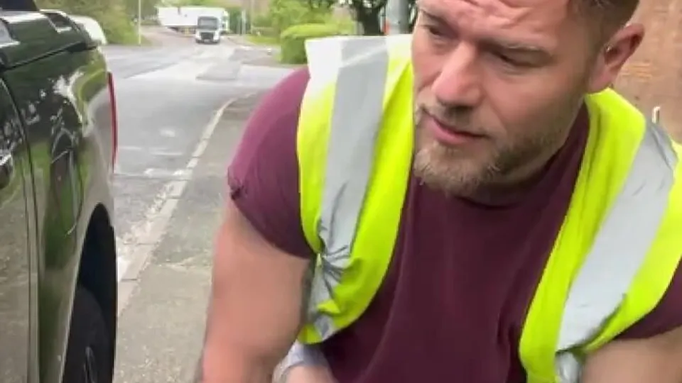 Uk men changing outside 11 - ThisVid.com