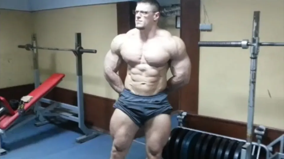 Muskelgott Adam dominiert