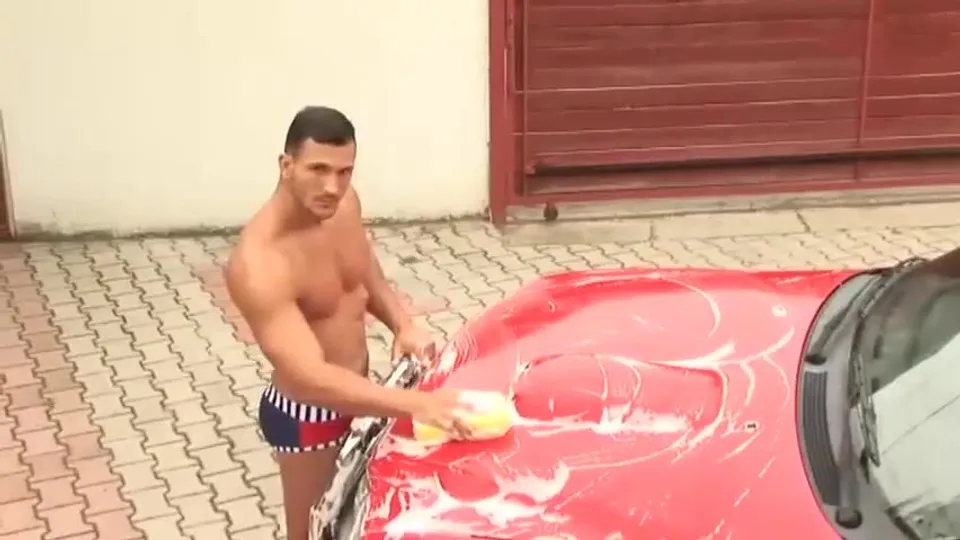 Vücutlu Erkeğin Aracın Yanında Mastürbasyon