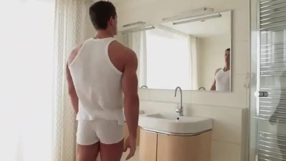 Un mec musclé leur sert de vide couilles