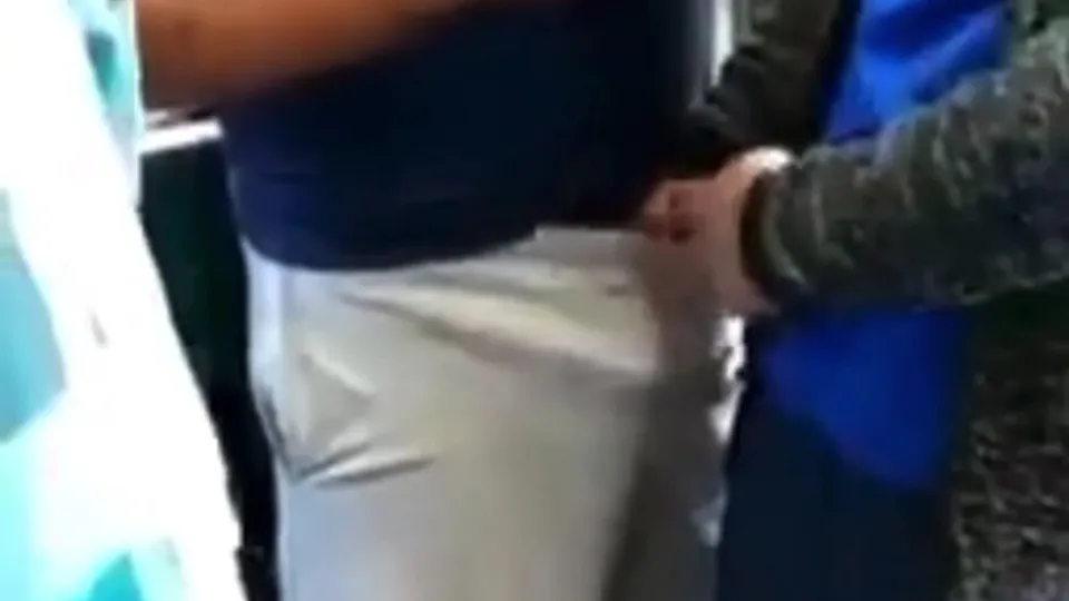 Hombre sin preocupaciones manoseado