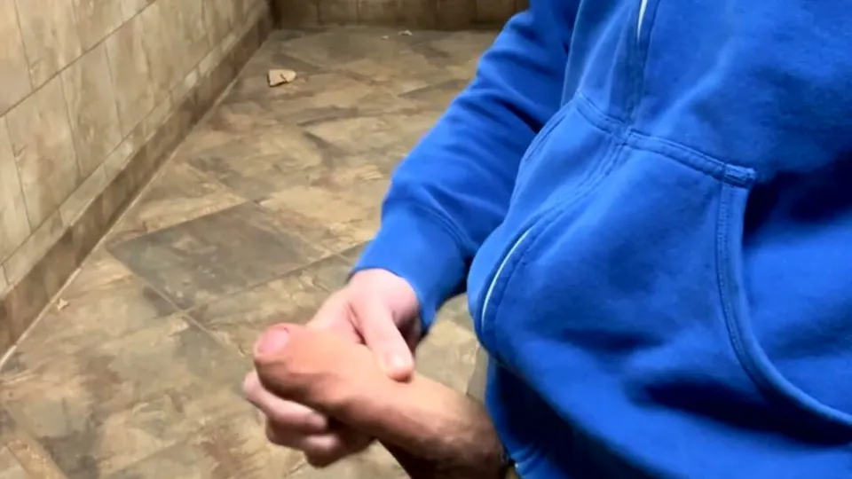 Uncut guy cumming trying not to get caught - ThisVid.com