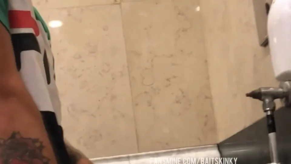 Uncut guy got spied - ThisVid.com