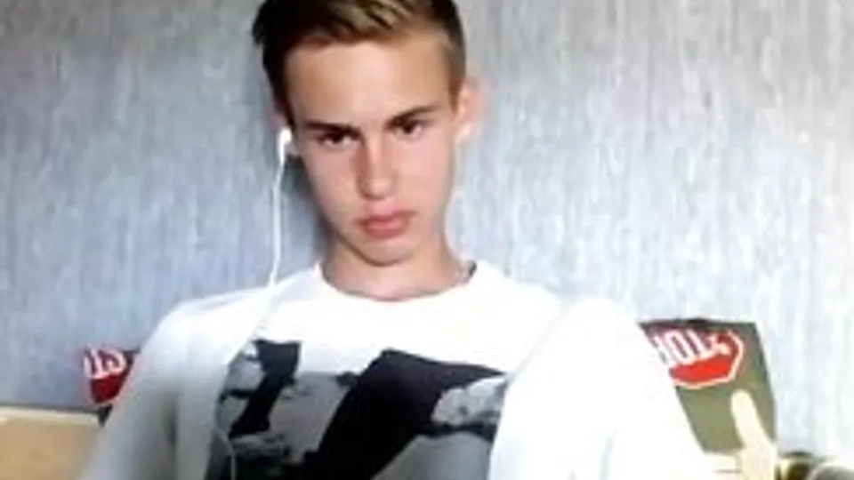 Uncut lad wanks webcam