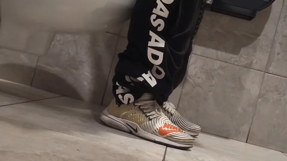 Uncut latino guy jerking off in gym part 1 - ThisVid.com