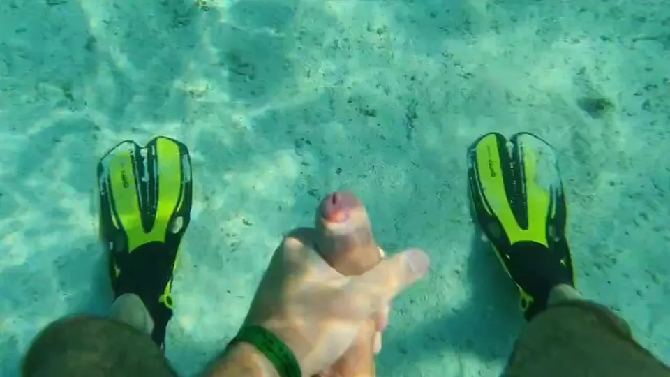 Underwater cum - ThisVid.com