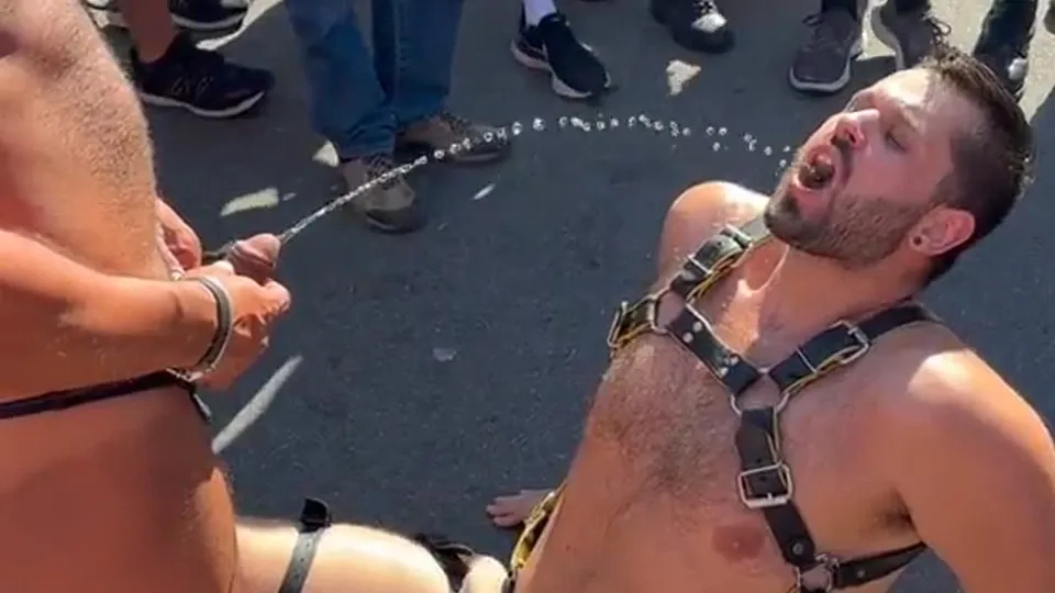 สาวน้อยรับน้ำเสีย