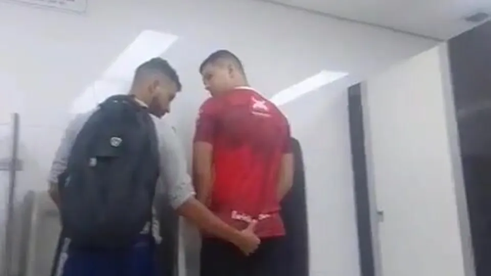 Urinal cruising - video 2 - ThisVid.com