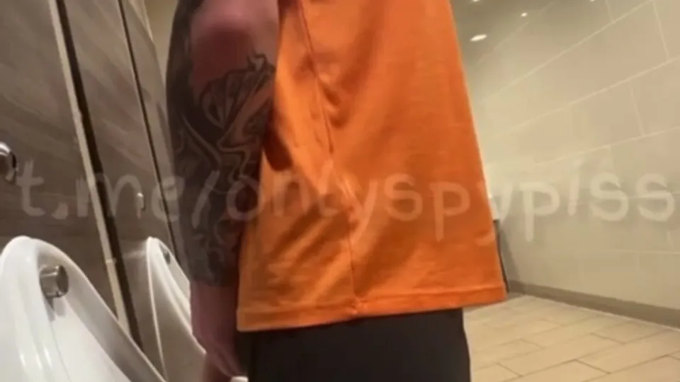 Urinal guy - video 3 - ThisVid.com