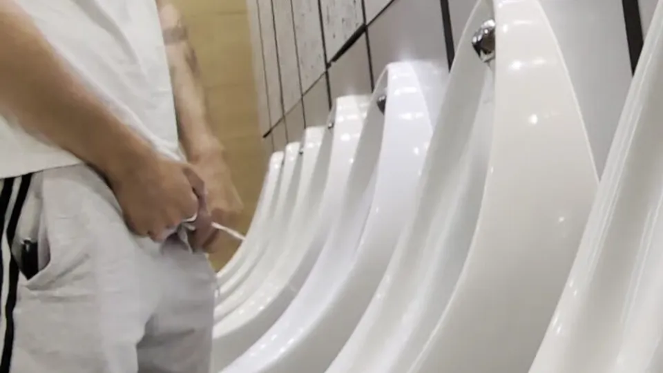 Urinal pisser 10 - video 2 - ThisVid.com