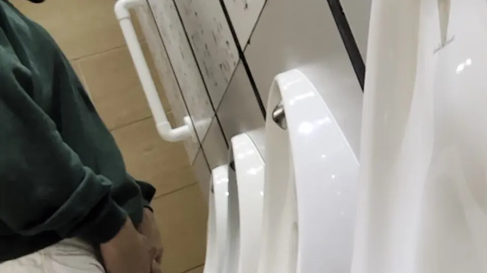 Urinal pisser 11 - video 2 - ThisVid.com