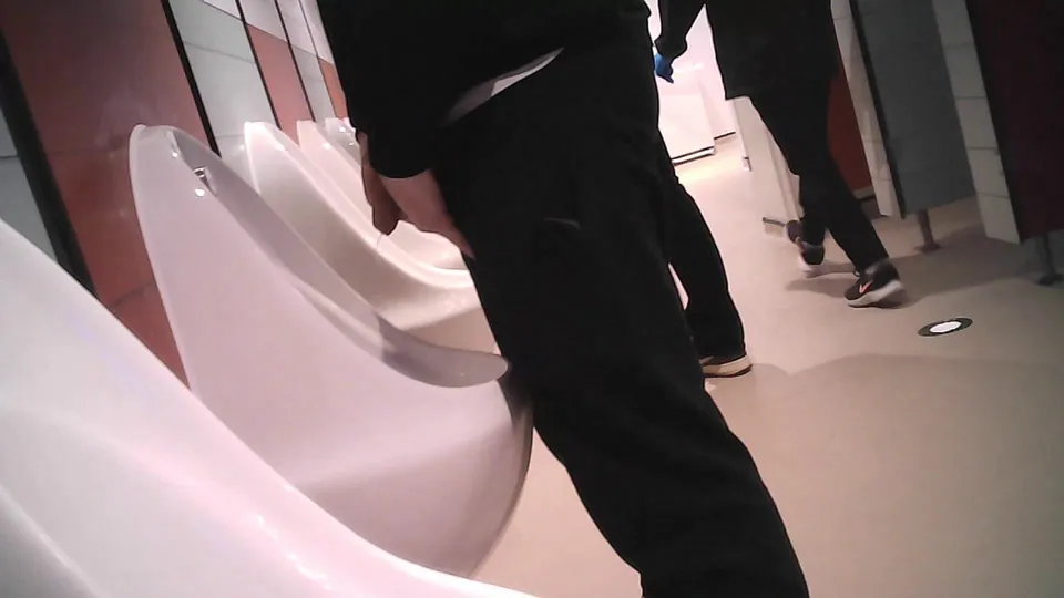 Urinal spy - video 241 - ThisVid.com