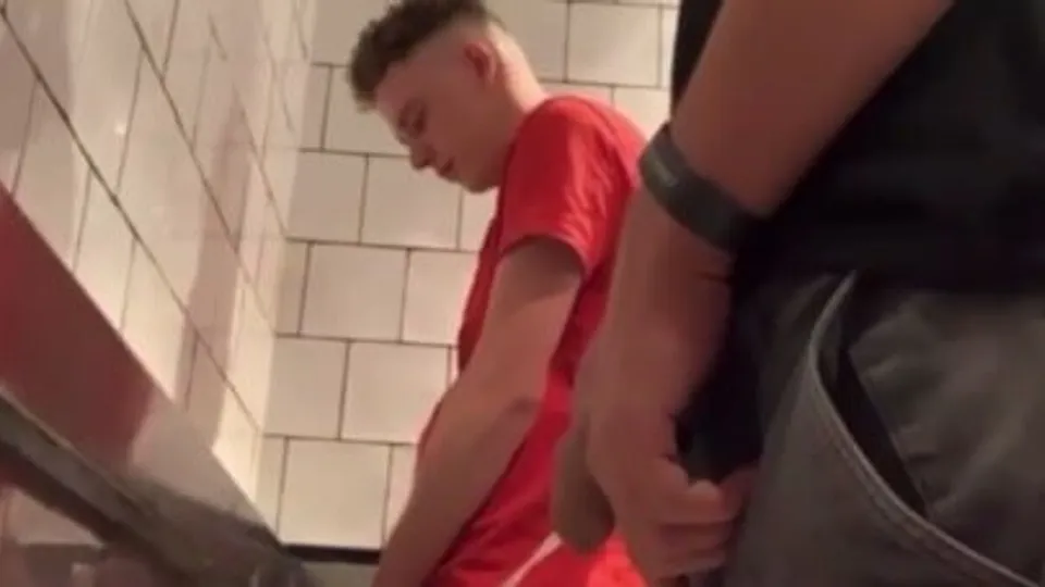 Urinal young men - ThisVid.com