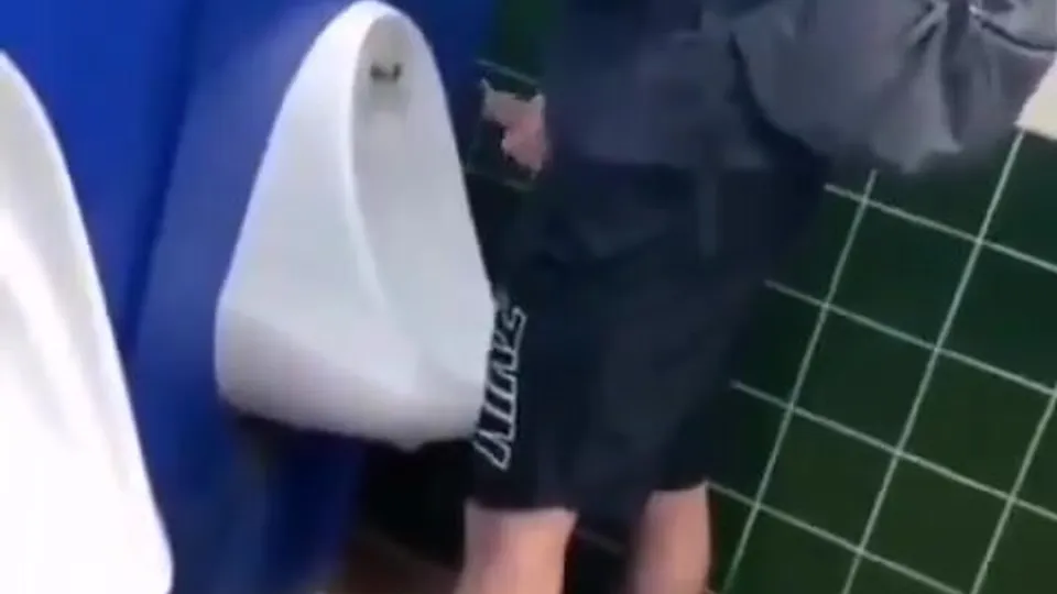 Urinals 13 - ThisVid.com