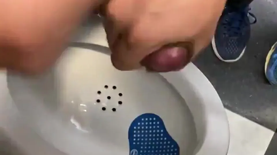 Urinals 18 - ThisVid.com