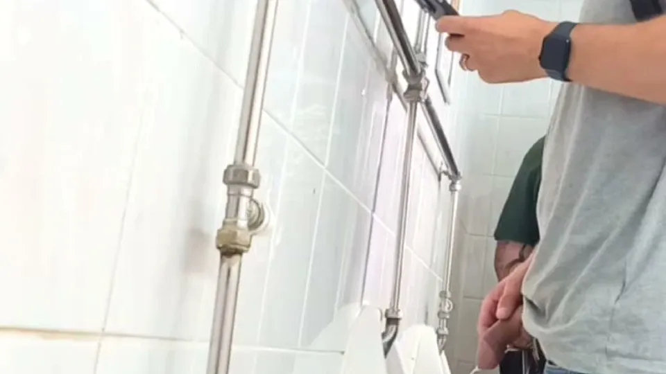 Urinals - video 4 - ThisVid.com