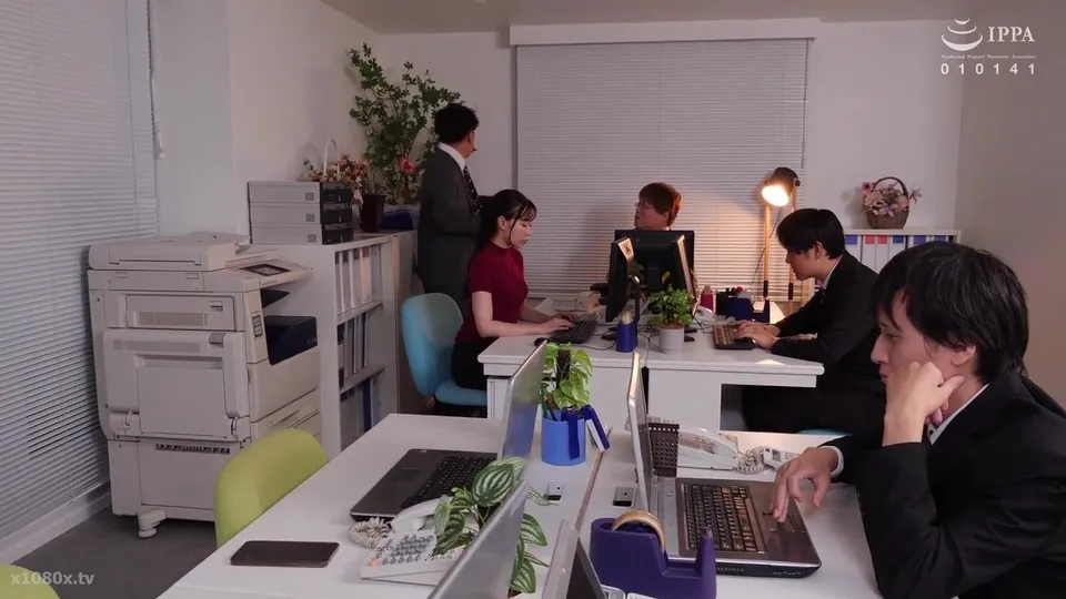 Office Role-Play Leads to Creampie