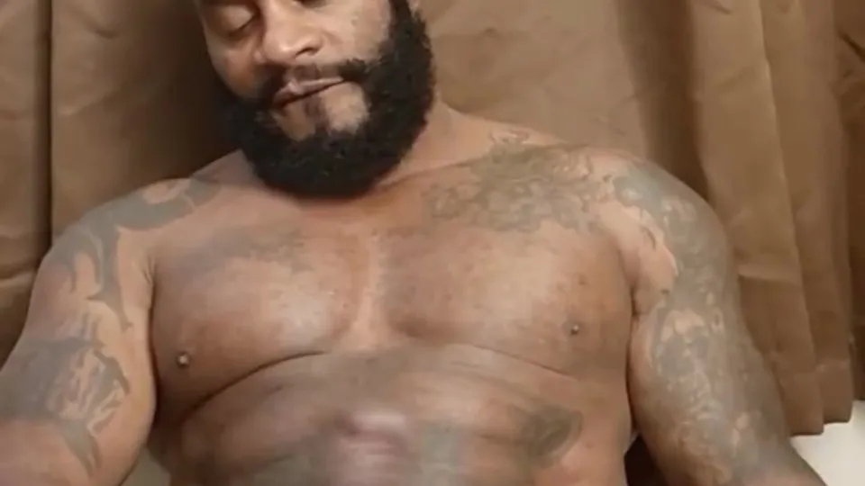 Verbal bodybuilder stroking his meat - ThisVid.com
