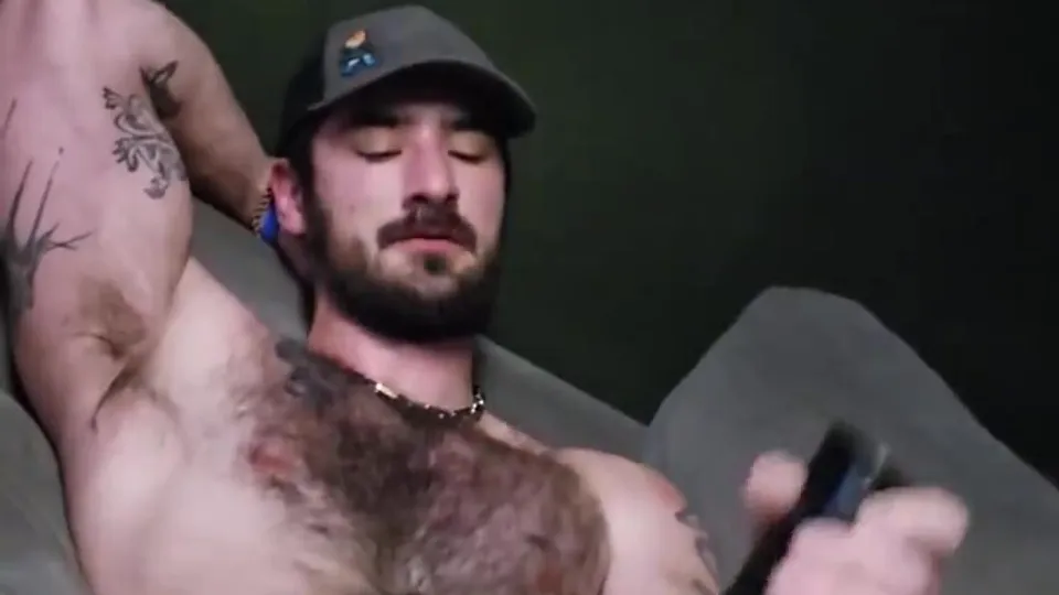Verbal hairy muscle fucker fucks his toy - ThisVid.com