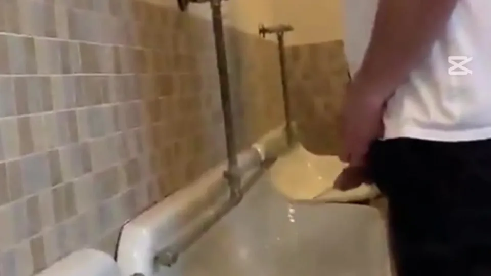 Vergones orinando espiados compilación 1 - ThisVid.com