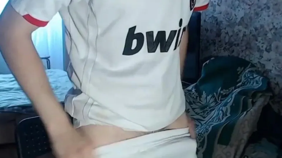 Very verbal and moaning twink jerks off