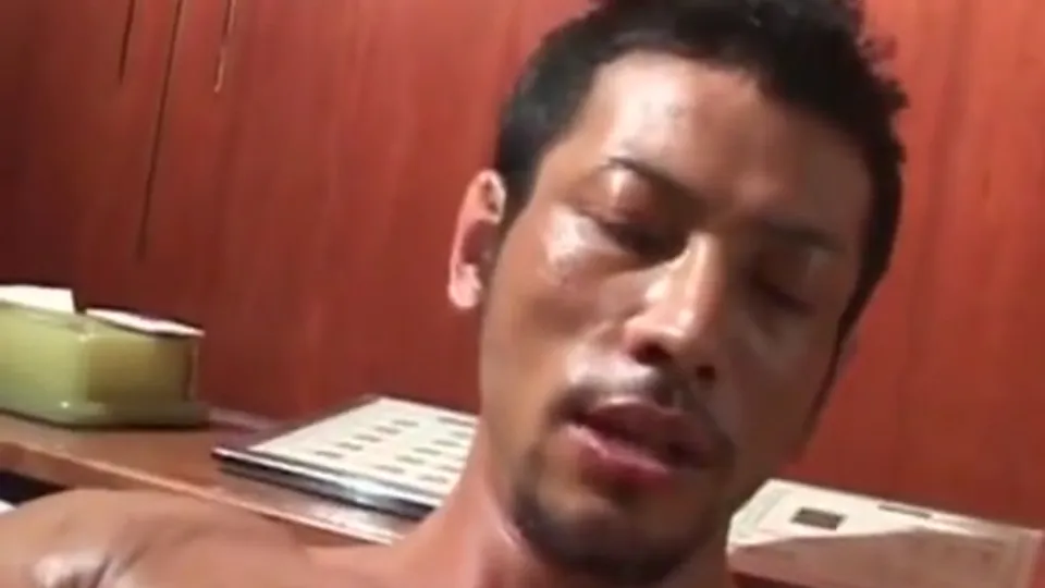 ชายเอเชียมังกรในการกระทำ