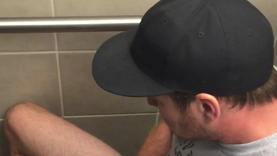 Waiting on a flight - ThisVid.com