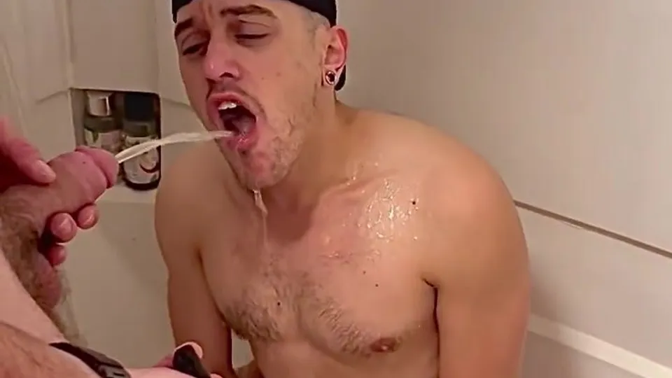 Walking in on a sub drinking a far stream of piss - ThisVid.com