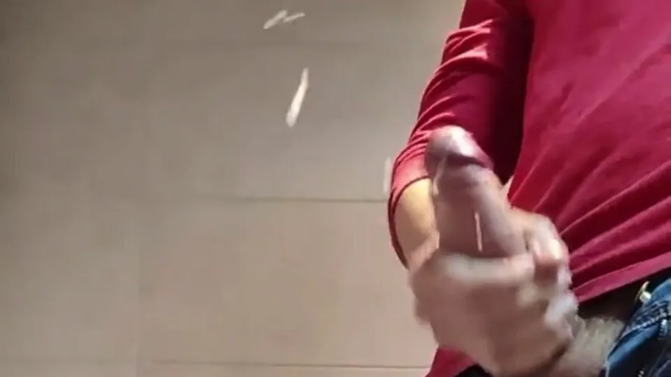 Wank and shoot cum - ThisVid.com