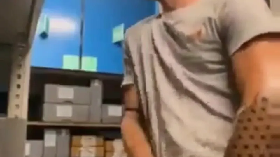 Wank at work - video 5 - ThisVid.com