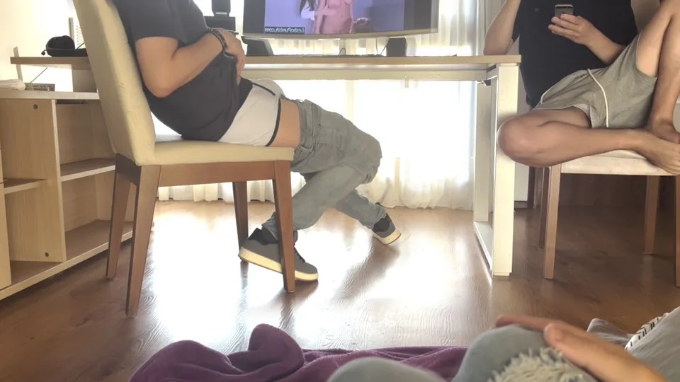 Wank in front of friends - ThisVid.com